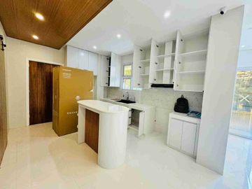 5 Bedroom House and Lot for Sale in Baguio City ( Richview Square ) Corner Unit w/ Solar Power System & 2 Carport