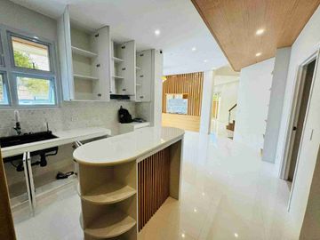 5 Bedroom House and Lot for Sale in Baguio City ( Richview Square ) Corner Unit w/ Solar Power System & 2 Carport