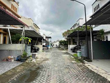 RUMAH DUA LANTAI LOKASI STRATEGIS MEDAN JOHOR DALAM KOMPLEK