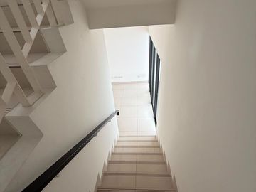 Dijual Rumah 3 Lantai Hook di Cluster Maison De Wisteria Metland Menteng (028)