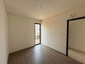 Dijual Rumah 3 Lantai Hook di Cluster Maison De Wisteria Metland Menteng (028)