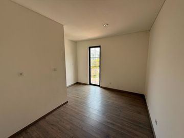 Dijual Rumah 3 Lantai Hook di Cluster Maison De Wisteria Metland Menteng (028)