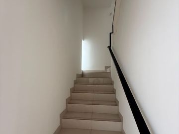 Dijual Rumah 3 Lantai Hook di Cluster Maison De Wisteria Metland Menteng (028)