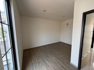 Dijual Rumah 3 Lantai Hook di Cluster Maison De Wisteria Metland Menteng (028)