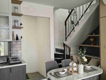 Rumah Hoek 2 lantai di Perum