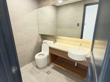 FOR RENT | LUXURIOUS 4-BEDROOM SKYLINE UNIT – ONE BALETE, QUEZON CITY