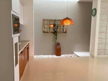 Disewakan Rumah Modern Minimalis Semi Furnished Siap Huni di Kasuari Bintaro Sektor 9