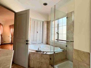 JUAL /SEWA Rumah Mewah dengan pool di Lippo Karawaci
