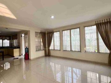 JUAL /SEWA Rumah Mewah dengan pool di Lippo Karawaci