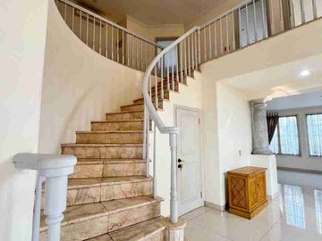 JUAL /SEWA Rumah Mewah dengan pool di Lippo Karawaci