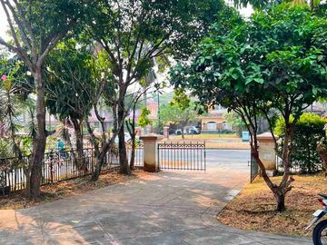 JUAL /SEWA Rumah Mewah dengan pool di Lippo Karawaci
