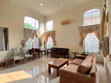 JUAL /SEWA Rumah Mewah dengan pool di Lippo Karawaci