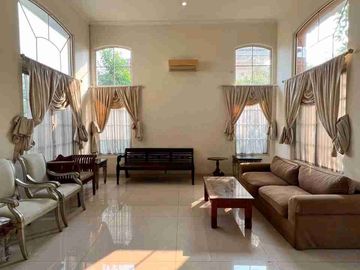 JUAL /SEWA Rumah Mewah dengan pool di Lippo Karawaci
