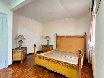 JUAL /SEWA Rumah Mewah dengan pool di Lippo Karawaci