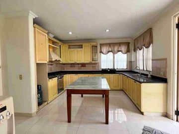 JUAL /SEWA Rumah Mewah dengan pool di Lippo Karawaci