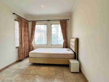 JUAL /SEWA Rumah Mewah dengan pool di Lippo Karawaci