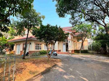 JUAL /SEWA Rumah Mewah dengan pool di Lippo Karawaci