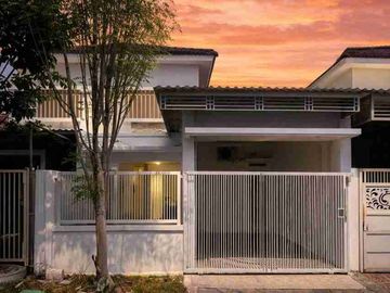Rumah Baru Renov Puri Surya Jaya, Valencia. Full Furnish