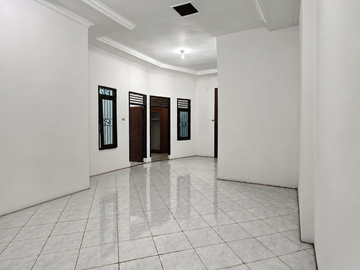 Rumah 1 Tingkat SHM di Jl. Bakti Luhur Medan dengan Banyak Kamar