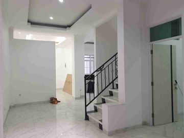 Disewakan rumah 3 lantai  di Sunter Agung. Jakarta Utara.
