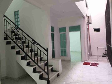 Disewakan rumah 3 lantai  di Sunter Agung. Jakarta Utara.