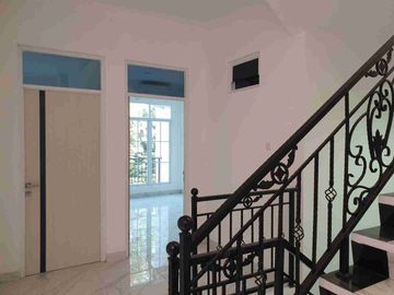 Disewakan rumah 3 lantai  di Sunter Agung. Jakarta Utara.