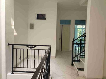 Disewakan rumah 3 lantai  di Sunter Agung. Jakarta Utara.