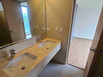 Highend 3 Bedroom With Balcony 10% DP Move In Rent to Own Terms Mckinley West BGC 25% Discount for CASH PAYMENT