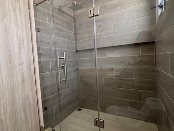 Casa en renta en Leon Guanajuato sobre  bulevard Tajo de Santa Ana, Sacromonte Residencial, al SUR _se puede facturar