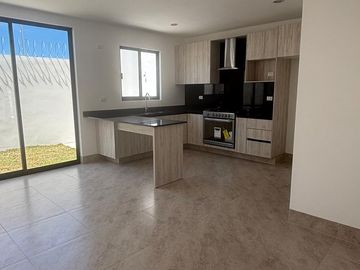 Casa en renta en Leon Guanajuato sobre  bulevard Tajo de Santa Ana, Sacromonte Residencial, al SUR _se puede facturar