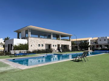 Casa en renta en Leon Guanajuato sobre  bulevard Tajo de Santa Ana, Sacromonte Residencial, al SUR _se puede facturar