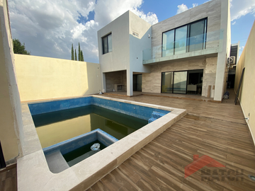 Casa en Renta con Alberca en Valle Real