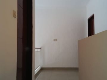 Rumah Duren Sawit 2 Lantai Akses Jalan 1 Mobil
