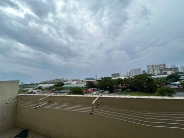FOR RENT: Spacious 2BR with Huge Balcony at Palm Beach Villas, Pasay (Near MOA)