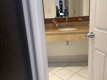 de renta oficina amoblada o vacía 90 m2 con 2 baños 2 estacionamientos guardias generador