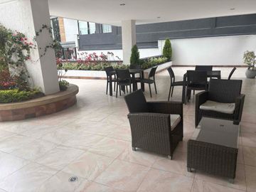 de renta oficina amoblada o vacía 90 m2 con 2 baños 2 estacionamientos guardias generador