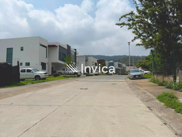 Terreno en venta en los Robles Residencial, sin vecinos en frente.