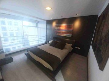 Renta suite loft amoblada de lujo, hay piscina gimnasio sauna turco, sector La Carolina Av. República de El Salvador, Quito