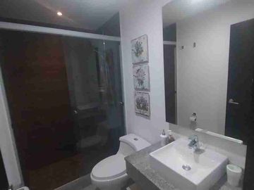 Renta suite loft amoblada de lujo, hay piscina gimnasio sauna turco, sector La Carolina Av. República de El Salvador, Quito