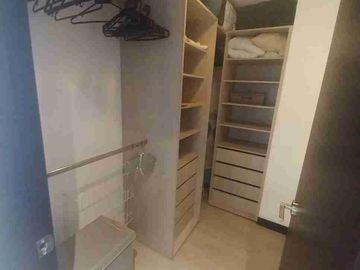 Renta suite loft amoblada de lujo, hay piscina gimnasio sauna turco, sector La Carolina Av. República de El Salvador, Quito