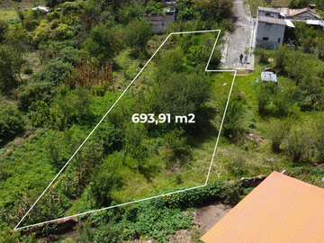 Terreno de Venta en Pinllo, Ambato: 693 m² de Privacidad y Potencial en la Calle El Precursor