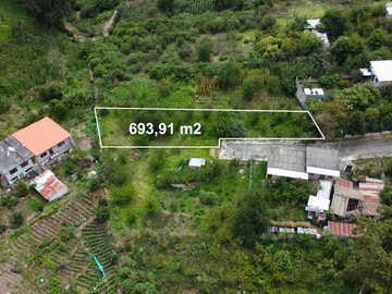 Terreno de Venta en Pinllo, Ambato: 693 m² de Privacidad y Potencial en la Calle El Precursor