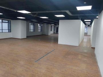 oficina vacía o amoblada  de renta sector La Carolina  piso  bambú techo tipo industrial 3 baños 3 parqueos guardias generador de luz