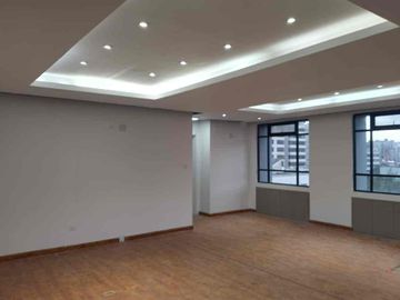 oficina vacía o amoblada  de renta sector La Carolina  piso  bambú techo tipo industrial 3 baños 3 parqueos guardias generador de luz