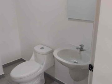 oficina vacía o amoblada  de renta sector La Carolina  piso  bambú techo tipo industrial 3 baños 3 parqueos guardias generador de luz