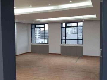 oficina vacía o amoblada  de renta sector La Carolina  piso  bambú techo tipo industrial 3 baños 3 parqueos guardias generador de luz