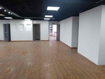 oficina vacía o amoblada  de renta sector La Carolina  piso  bambú techo tipo industrial 3 baños 3 parqueos guardias generador de luz