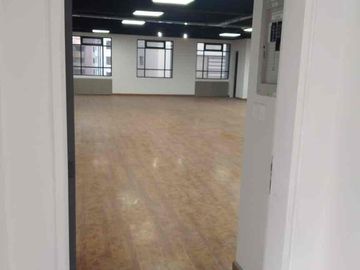 oficina vacía o amoblada  de renta sector La Carolina  piso  bambú techo tipo industrial 3 baños 3 parqueos guardias generador de luz