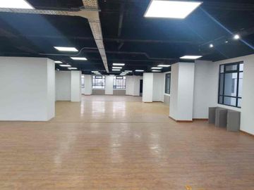 oficina vacía o amoblada  de renta sector La Carolina  piso  bambú techo tipo industrial 3 baños 3 parqueos guardias generador de luz