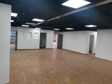 oficina vacía o amoblada  de renta sector La Carolina  piso  bambú techo tipo industrial 3 baños 3 parqueos guardias generador de luz